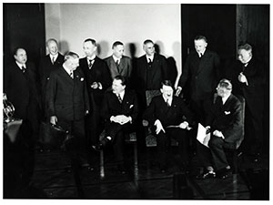 Hitler met zijn net gevormde kabinet