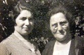 Aletta van Dam-Philips met haar schoonmoeder Geertje van Dam-Lazarus