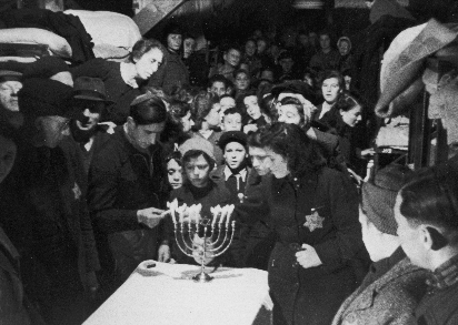 Chanoeka viering december 1942 in Kamp Westerbork