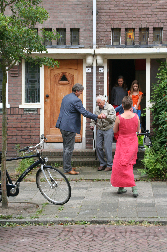 Mijn oom Philip verlaat voor het laatst het huis van zijn jeugd